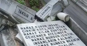 Mezarlıklara zarar verip Türk bayraklarını söktü!