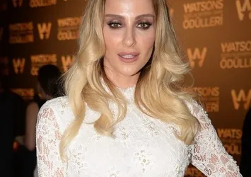Özge Ulusoy kıyafetlerini satıyor