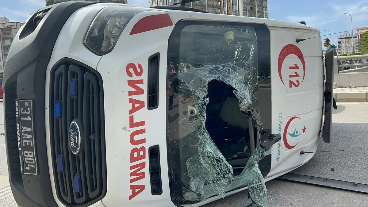 Araçla çarpışan ambulans devrildi: 2 yaralı