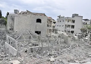 İsrail işgal güçlerinden Lübnan'da yıkım