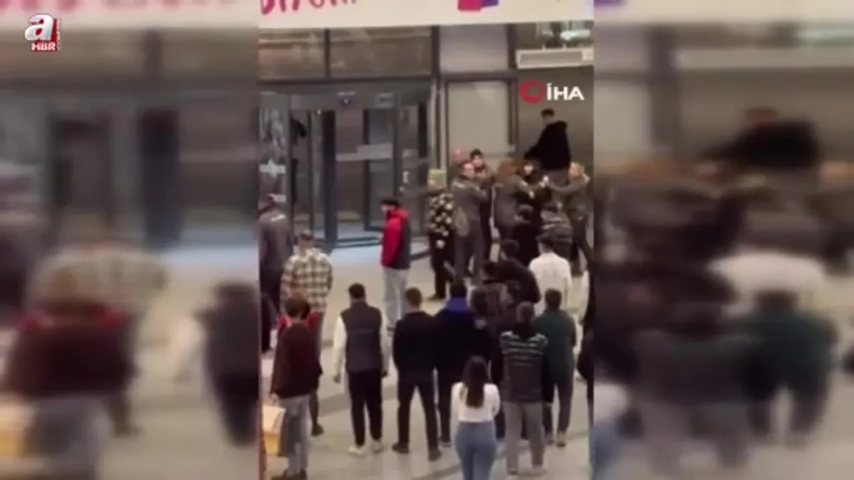 AVM'de bıçaklı kavga kamerada