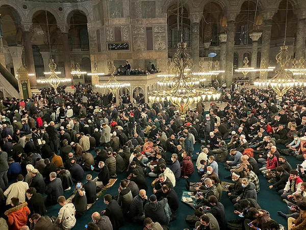 ayasofya-i-kebir-camii-ramazan-ayini-karsiladi-88-yil-sonra-kilinan-teravih-namazinda-buyuk-heyecan-1648839279903.jpg