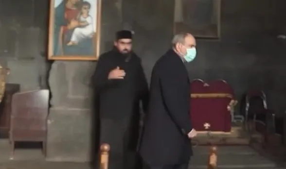 Ermenistan Başbakanı Nikol Paşinyan kiliseden böyle kovuldu
