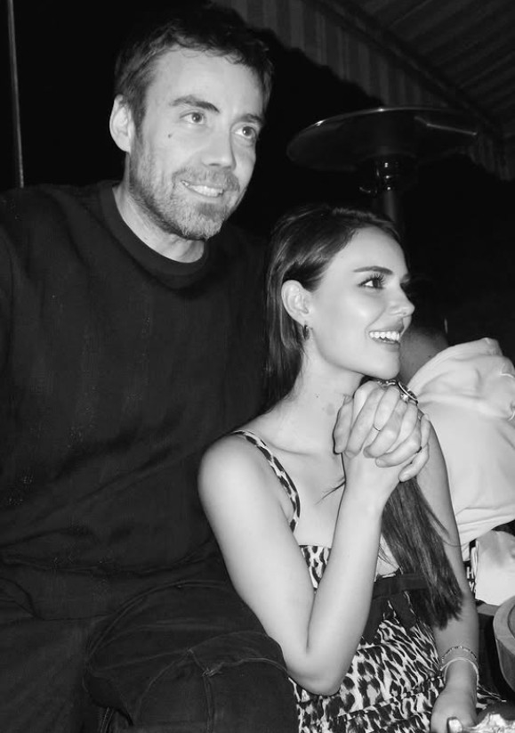 aileler-tanismisti-ozgu-kaya-evliligie-yesil-isik-yakti-1770963054368.jpg Kaynak: Instagram