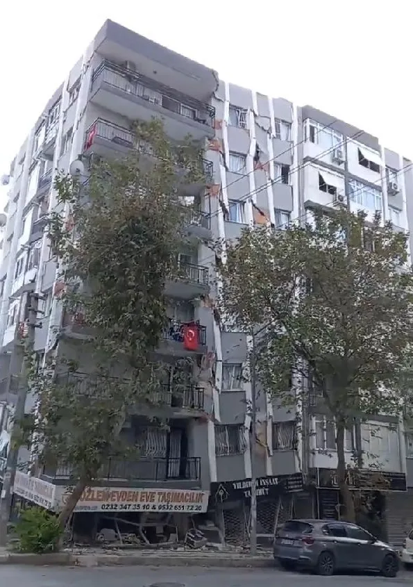 İzmir’deki binanın çökme anı kamaralara böyle yansıdı