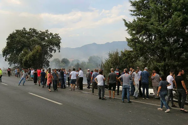 Son dakika: Aydın'da servis otobüsü tarlaya uçtu - 1
