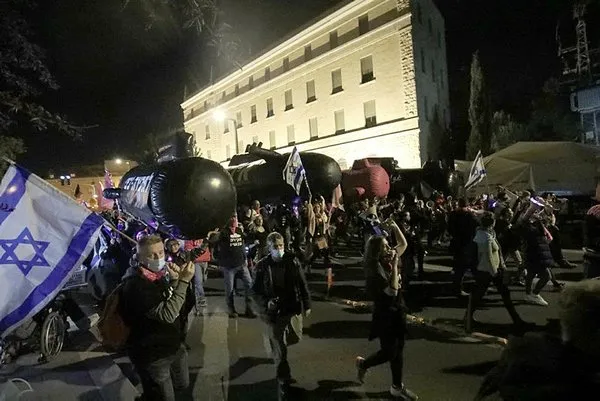 İsrail’de Netanyahu’ya büyük öfke! Suç başbakanı! Evine Git...