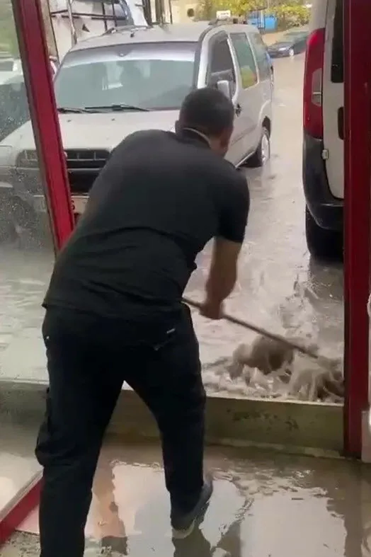 1695927510374.jpg Başkent'i sağanak vurdu! İstanbul'dan sonra Ankara'nın da yolları göle döndü - 1