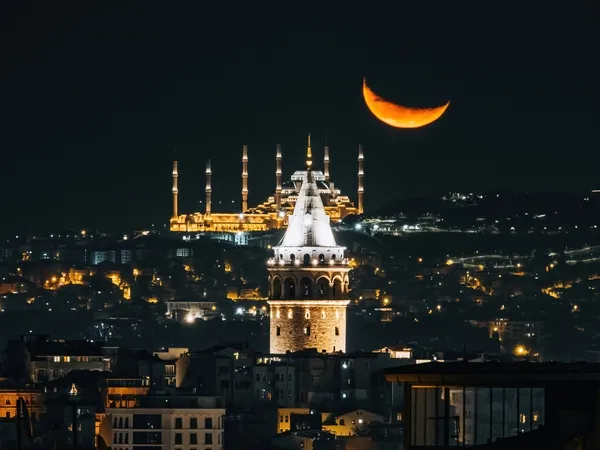 3u-bir-arada-camlica-cami-galata-kulesi-ve-hilalin-bulustugu-kare-mest-etti-1669014000402.jpg 3’ü bir arada: Çamlıca Cami, Galata Kulesi ve hilalin buluştuğu kare mest etti - 1