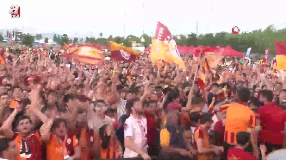 Galatasaraylı taraftarlar Göztepe maçını Yenikapı’da takip etti