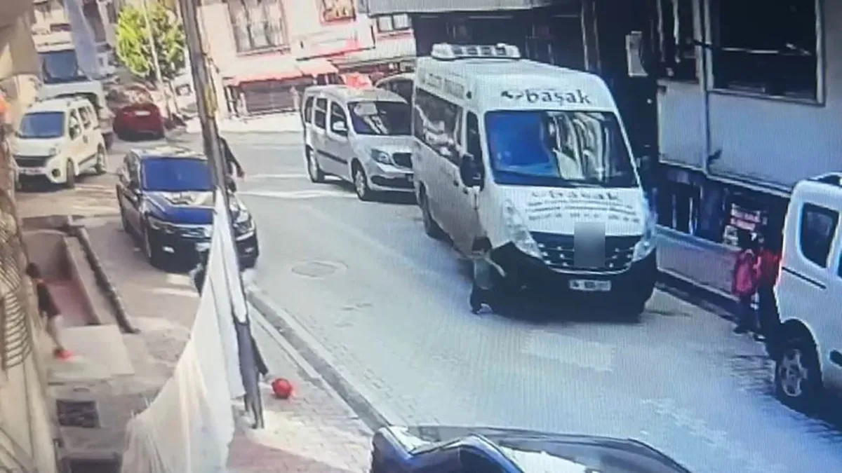 Esenyurt'ta servis minibüsünün altında kalan çocuk öldü! Kaza anı kamerada