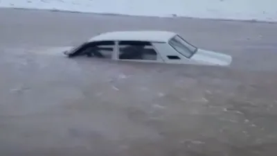 Suya düşen otomobil buz tuttu