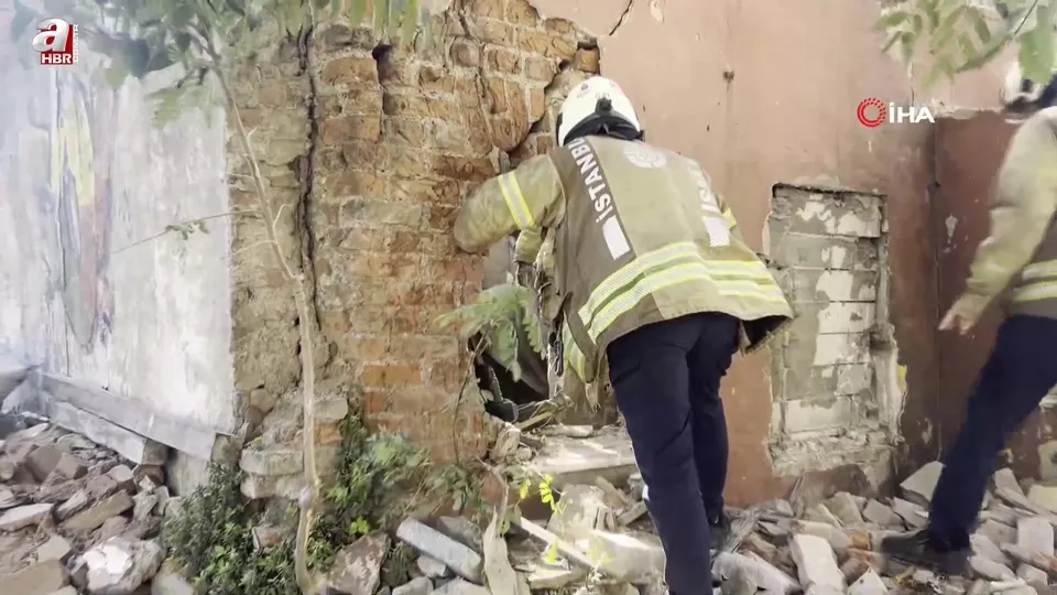 Fatih’te metruk bina çöktü!