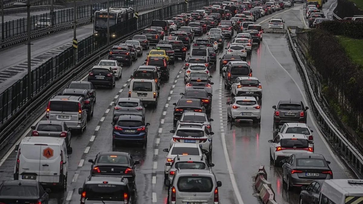 İstanbul'da bayramın ikinci günü trafik kilit! Yoğunluk yüzde 80'e yaklaştı | İşte alternatif güzergahlar...