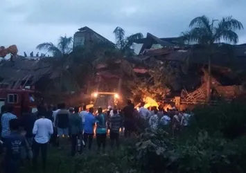 Son dakika: Hindistan'da bina çöktü! 50 kişi...