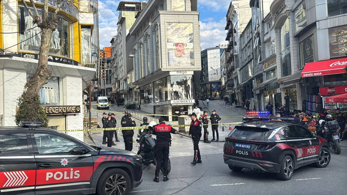 İstanbul'da sokak ortasında kanlı saldırı! Başından vurulan kurye hayatını kaybetti