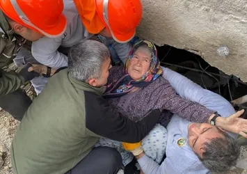 Enkazdan çıkarken ekiplere sarılmıştı! Depremin simge görüntüsü Ümmühan nine ile ağlatan buluşma