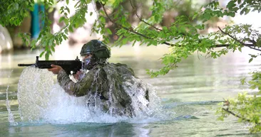 Komandoların nefes kesen eğitimi! Denizde, havada, karada her nerede olsa engel tanımıyorlar