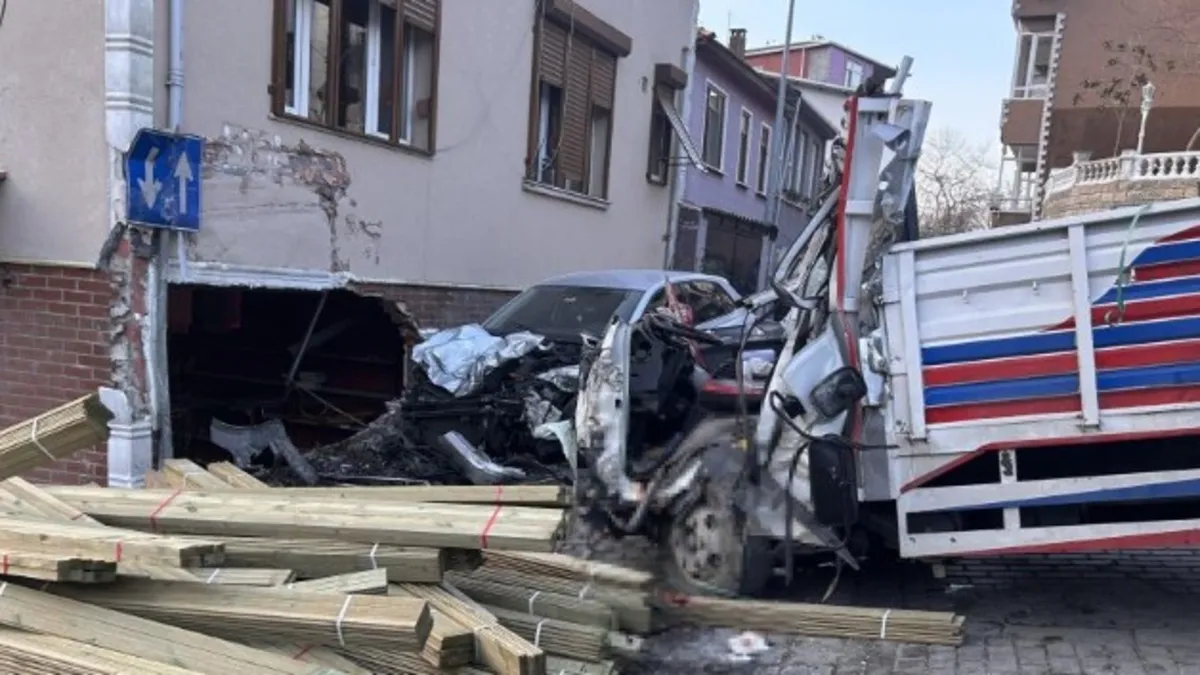 Beykoz'da kamyon dehşeti! Dükkana daldı 2 ölü var