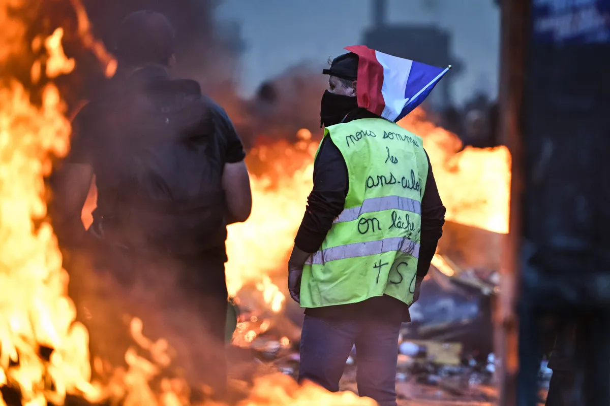 a-haber-fransada-ofkenin-merkezinde-paris-sokaklarinda-gerilim-1792263672773.jpg Paris'teki protestolarda 13’ü çocuk 195 kişi gözaltına alındı (Foto: AA)