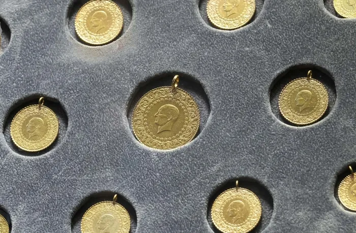 yastik-altinda-tam-5-bin-ton-altin-degeri-dudak-ucuklatiyor-1751790395713.jpg Sektör yetkilileri bu altınların ekonomiye kazandırılması için çaba harcandığını ifade ediyor. (A Haber arşiv)