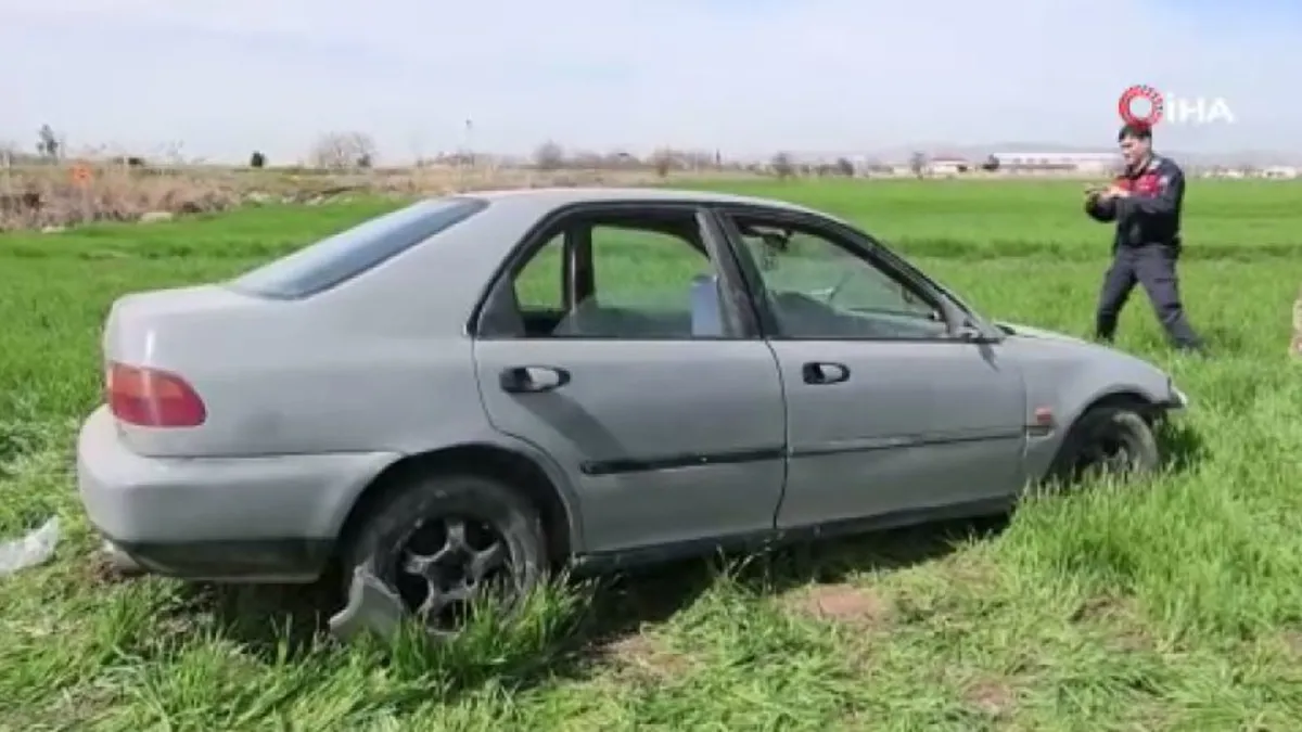 Elazığ'da otomobil tarlaya uçtu: 3 yaralı