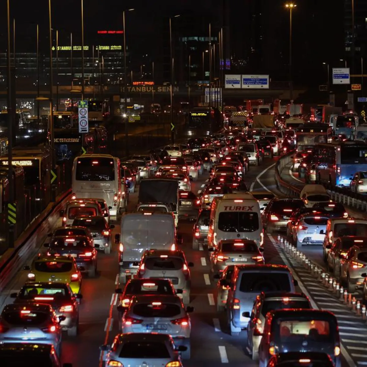 İstanbul'da trafik kilit! Harita kırmızıya büründü: Yoğunluk yüzde 81'e ulaştı