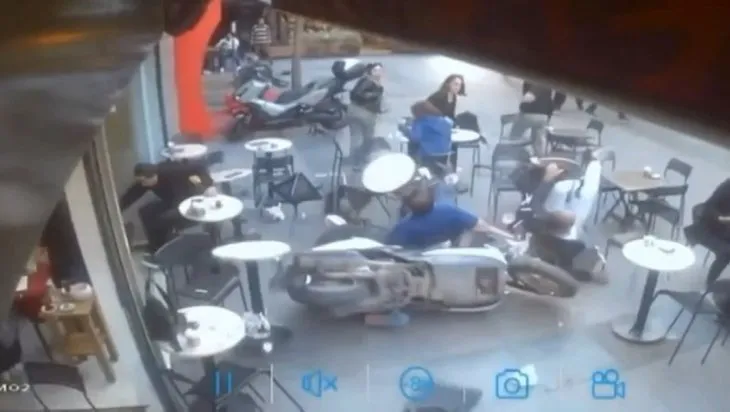 İstanbul Fatih'te akılalmaz kaza! Motosikletle kafeye kaldı ortalık savaş alanına döndü