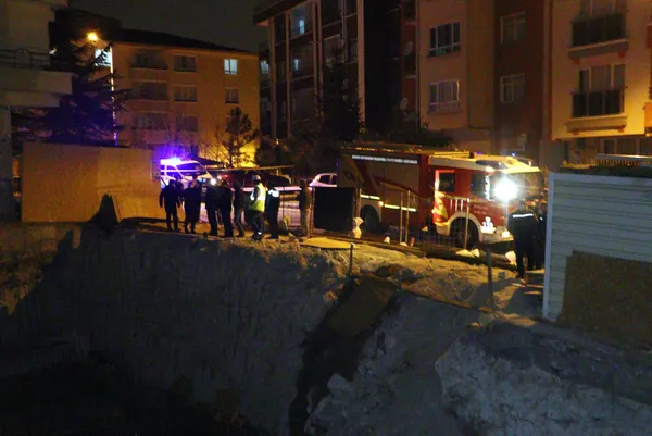1618628299627.jpg Ankara'da gece yarısı facia! Bir apartmanı tahliye ettiler - 2