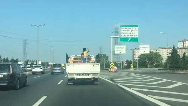 kamyonet-kasasindaki-cocuklarin-tehlikeli-yolcugu-kamerada-1631866780037.jpg Kamyonet kasasındaki çocukların tehlikeli yolcuğu kamerada - 1