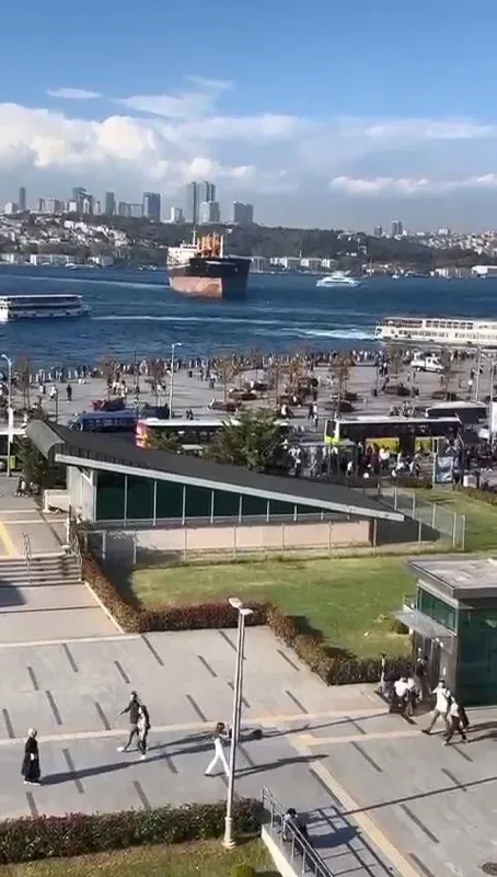 istanbul-bogazi-trafigi-cift-tarafli-askiya-alindi-1664378035130.jpg Panama bayraklı gemi İstanbul Boğazı trafiğini kilitledi - 5