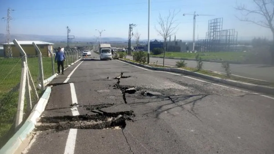 Bilim insanları o noktaya dikkat çekti! Asrın felaketinin ardından ulaşım yollarındaki hasar raporlandı