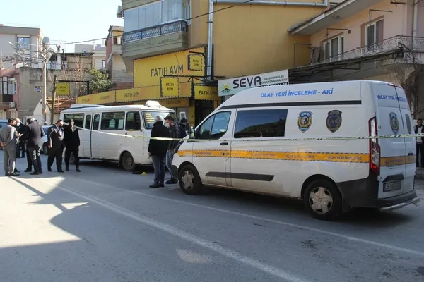 izmirde-minibus-icinde-bicakli-kavga-can-kaybi-var-1643637062359.jpg