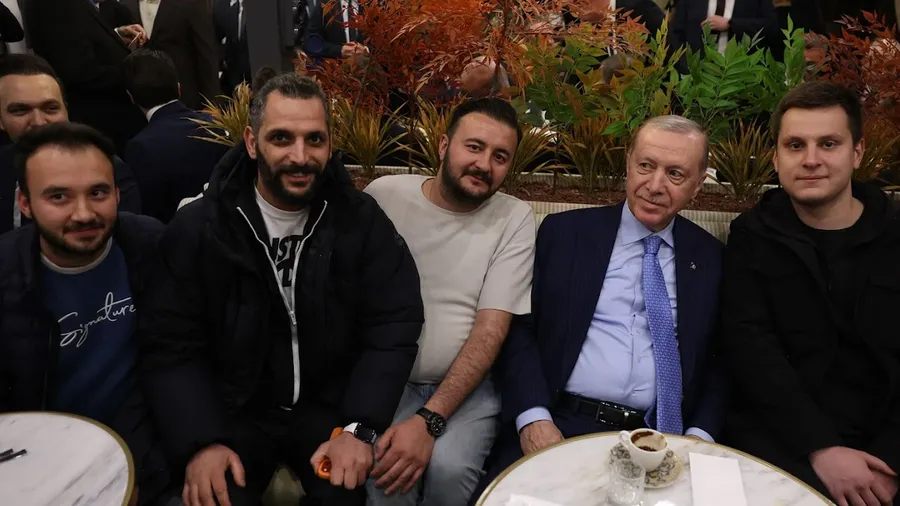 baskan-erdogandan-surpriz-kafe-ziyareti-ankara-sokaklarinda-gonul-koprusu-kuruldu-1775716105778.png Başkan Erdoğan'dan sürpriz kafe ziyareti: Ankara sokaklarında gönül köprüsü kuruldu - 2