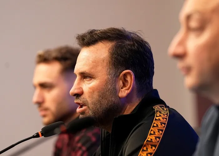okan-buruktan-transfer-sinyali-hakan-calhanogluna-acik-davet-kollarimiz-acik-bekliyoruz-1771260861719.jpg Galatasaray Teknik Direktörü Okan Buruk (İHA)
