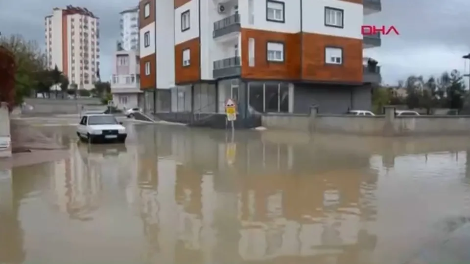 Antalya’yı sağanak vurdu! Yollar göle döndü, seralar zarar gördü