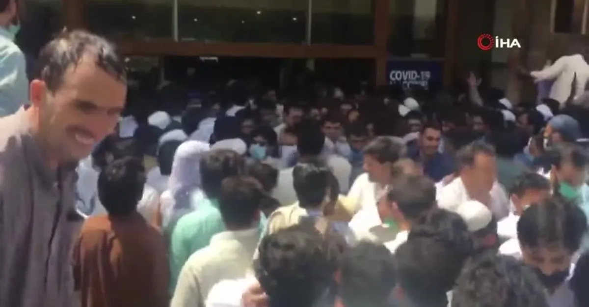 Pakistan’da aşı izdihamı