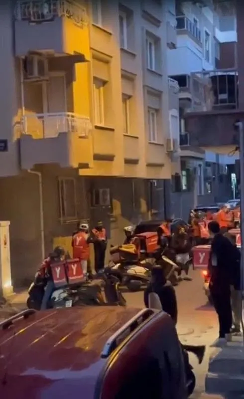 ayrildigi-kiz-arkadasinin-evine-cok-sayida-yemek-siparisi-verdi-o-anlar-kamerada-1713721210984.jpeg Ayrıldığı kız arkadaşının evine çok sayıda yemek siparişi verdi! - 2