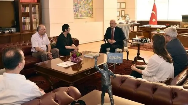 Kemal Kılıçdaroğlu CHP’nin belgeli bankamatikçisi Mimarlar Odası Ankara Şube Başkanı Tezcan Karakuş Candan ile bir arada!