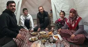 Birbirimize sarılarak ayağa kalkacağız