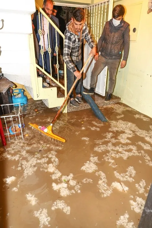 Son dakika: İzmir'de görülmemiş felaket! Hortum araçları 10 metre havaya kaldırıp binaların üzerinden savurdu