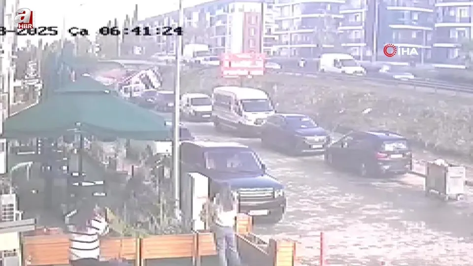 Tır yan yola uçtu, 2 aracı ezdi