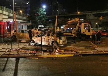 Kadıköy'de korkunç kaza! Virajı alamadı otoparka daldı
