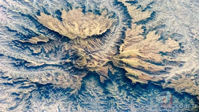 NASA Raikoke volkan patlamasını uzaydan görüntüledi 7