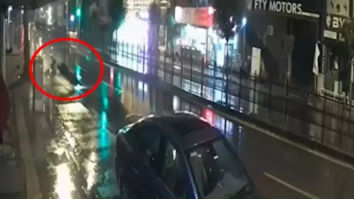 Sürüklenen motosikletlinin otomobilin altına girdiği kaza kamerada