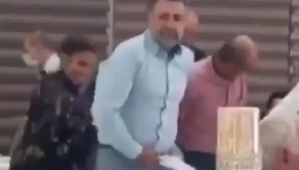 İzmir Bayraklı’nın CHP’li Belediye Başkanı Sandal koronavirüsü hiçe saydı halay başı oldu