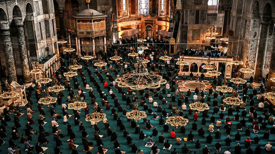 Ayasofya-i Kebir Camisi'nde Ramazan'ın ilk cuması kılındı! İşte hayranlık oluşturan o görüntüler