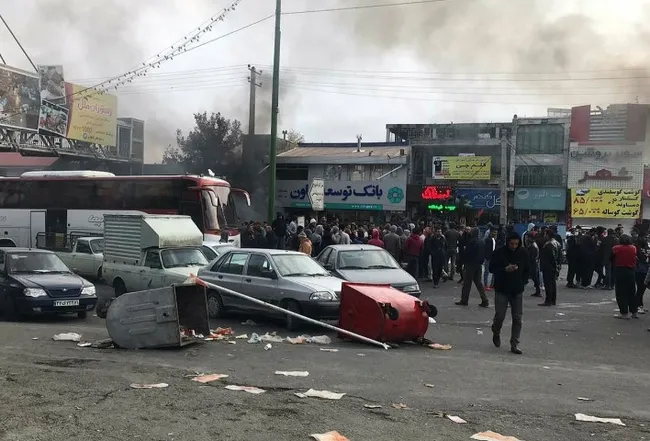İran Başsavcısından benzin zammını protesto eden göstericilere uyarı - 3