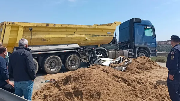 son-dakika-kum-yuklu-kamyon-otomobilin-uzerine-devrildi-olay-yerine-cok-sayida-ekip-sevk-edildi-1618310773758.jpg