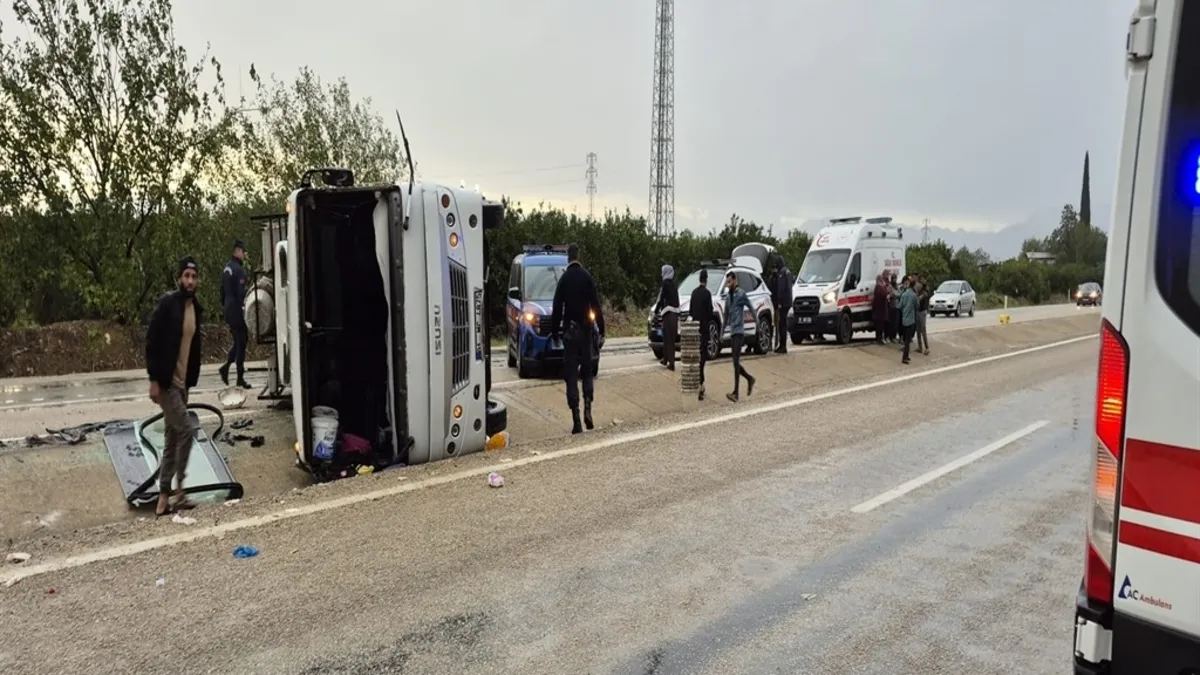 Adana'da tarım işçilerini taşıyan midibüs devrildi: 1'i çocuk 11 yaralı